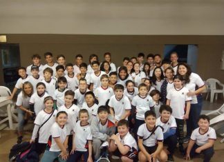 Entrega de remeras en Tenis por el Día del Niño
