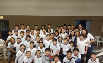 Entrega de remeras en Tenis por el Día del Niño